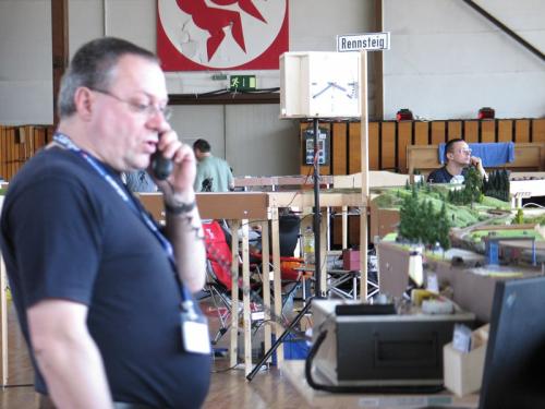 Wird Zug 4711 angenommen? Rechts im Hintergrund lugt der Gesprächspartner hevor.